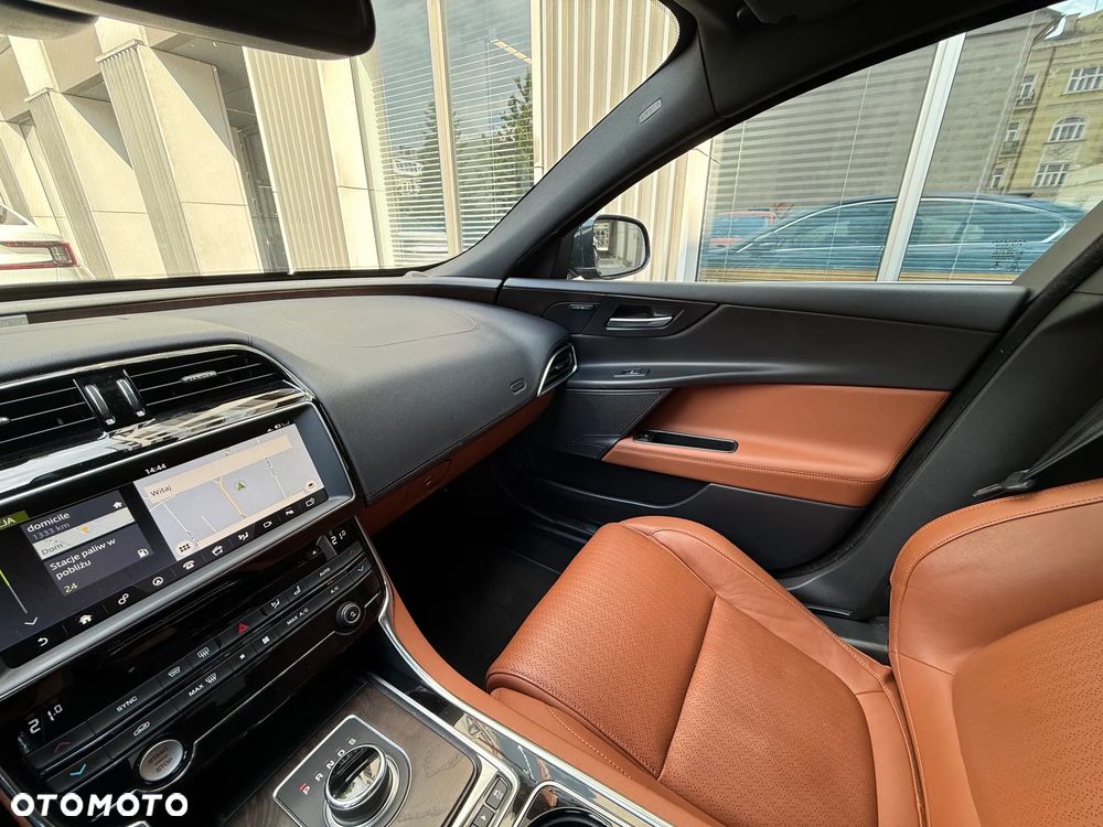 Jaguar XE - 12