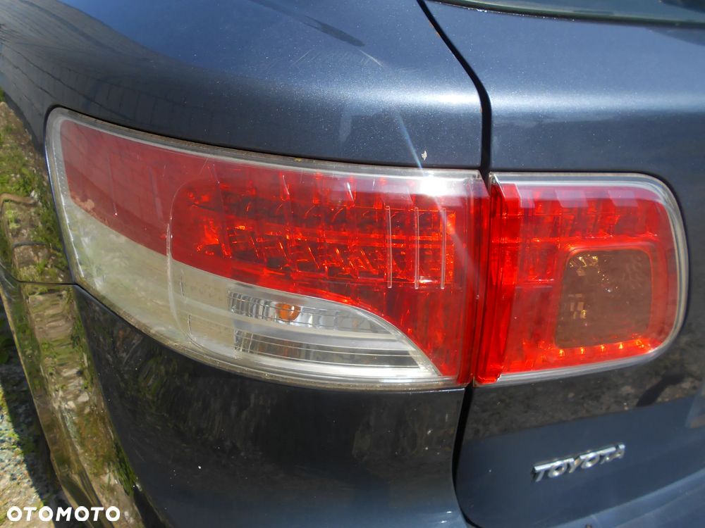 TOYOTA AVENSIS  T27 2009-2012R 2012R KOMBI KOD LAKIERU 8U5 1.8 VVT-I BENZYNA  A2ZR-T12U  108KW 146 KM SILNIK SKRZYNIA  BIEGOW EC60 BLOTNIK DZWI MASKA KLAPA ZAWIESZENIE LAMPY  ROLETA  HAK ZDERZA CZUJNIKI PDC GRILL PODSUFITKA - 11