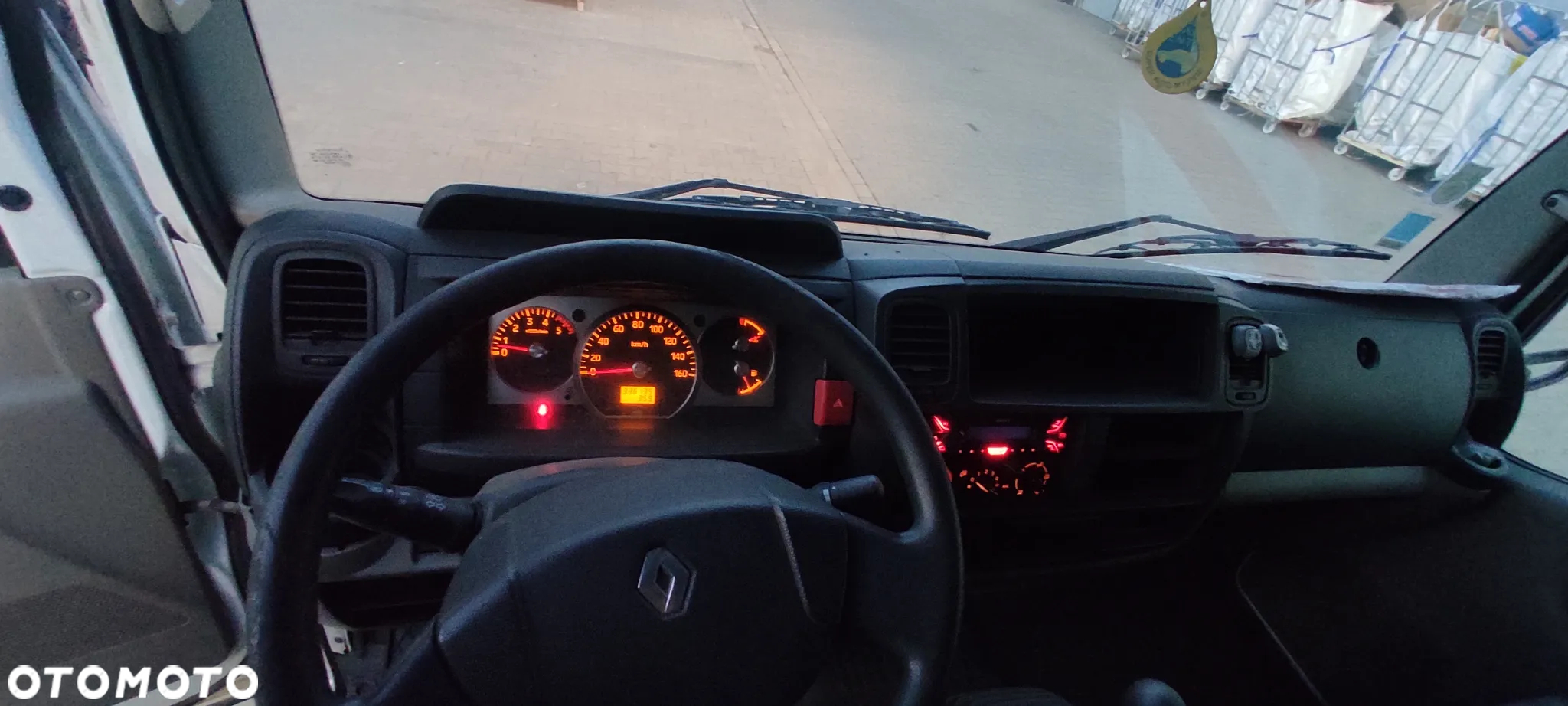 Renault Maxity - 11