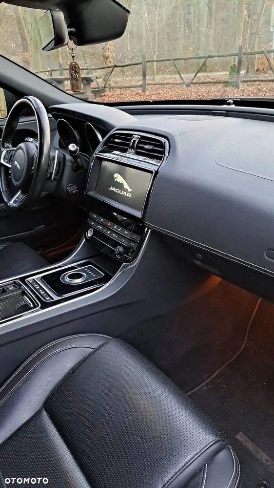 Jaguar XE 2.0 D R-Sport - 6