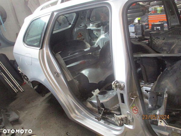 VW GOLF VI KOMBI BŁOTNIK TYŁ PRAWY/LEWY LA7W