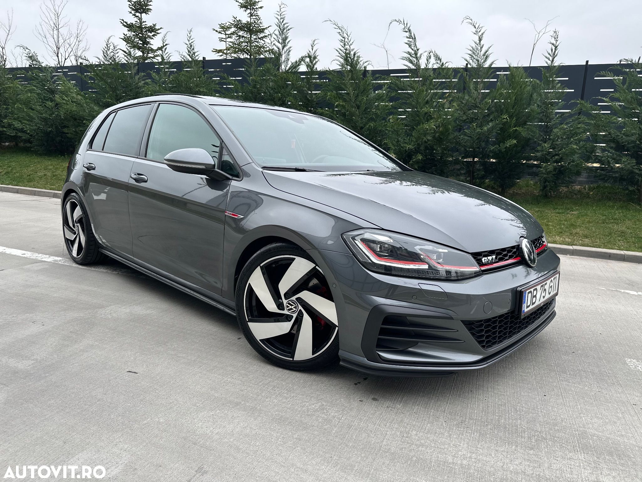 Volkswagen Golf 2.0 TSI GTI - 1