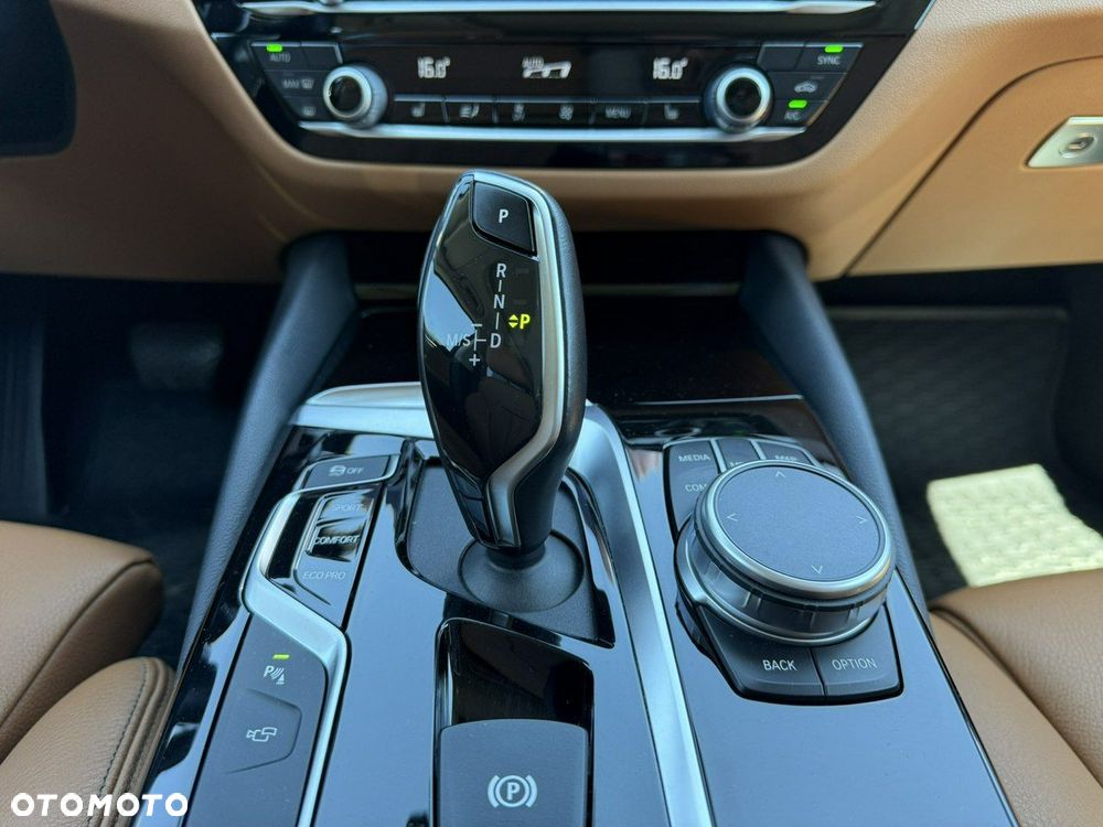 BMW Seria 5 518d Sport Line - 38