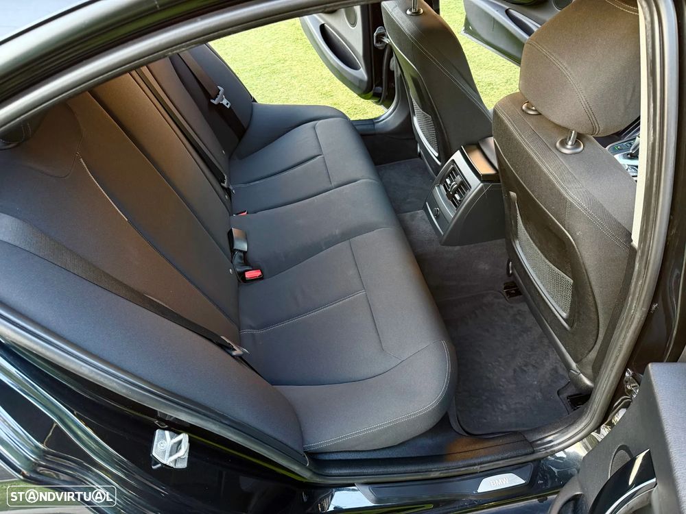 BMW 320 d Auto Line Sport - 31