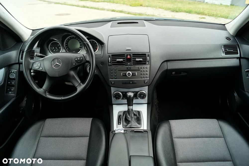 Mercedes-Benz Klasa C 180 CGI Automatik BlueEFFICIENCY Avantgarde - 24