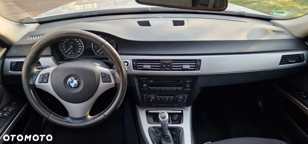 BMW Seria 3 318i Touring - 10