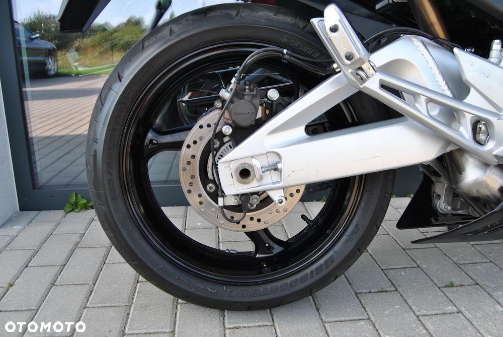 Suzuki GSR - 21