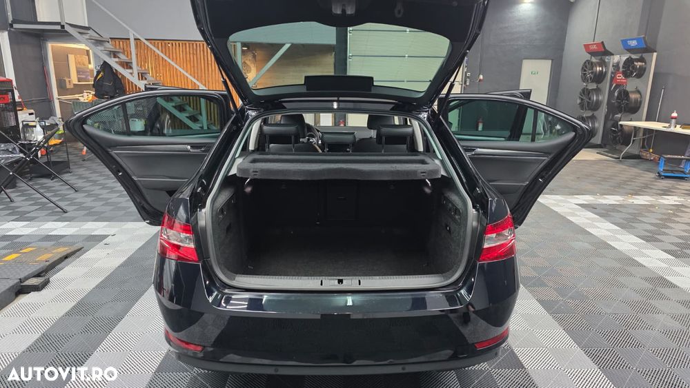 Skoda Superb 2.0 TDI DSG Premium Edition - 11