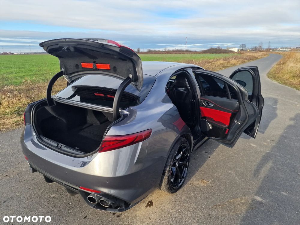 Alfa Romeo Giulia 2.9 V6 Bi-Turbo AT8 Quadrifoglio - 35