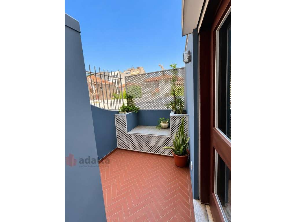 Elegante T2 com 2 Casas de Banho, Duas Salas e Varanda | Matosinhos - Grande imagem: 3/29