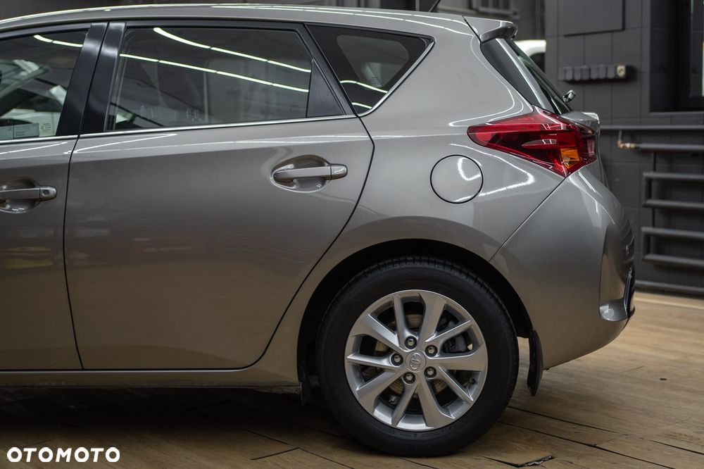 Toyota Auris 1.6 Premium + - 17