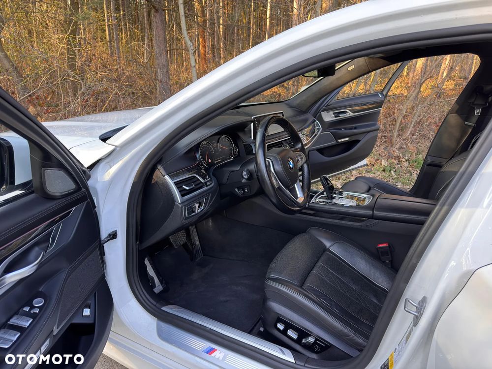 BMW Seria 7 750i xDrive - 33