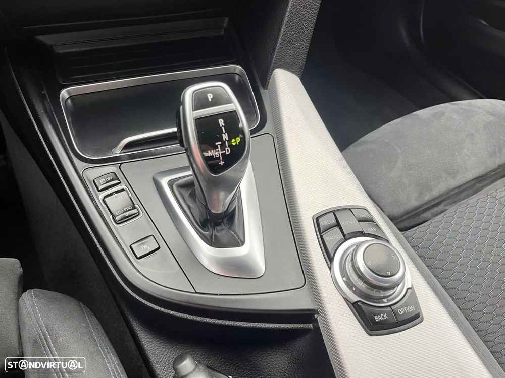 BMW 320 i Pack M Auto - 44