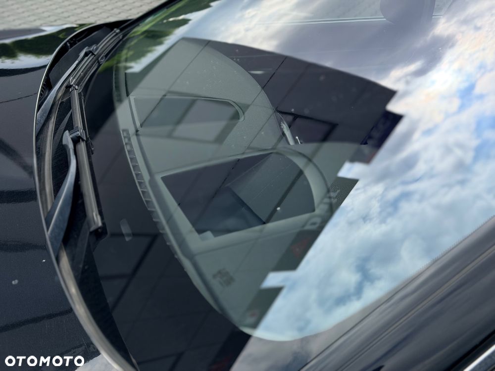 BMW Seria 7 750i - 8