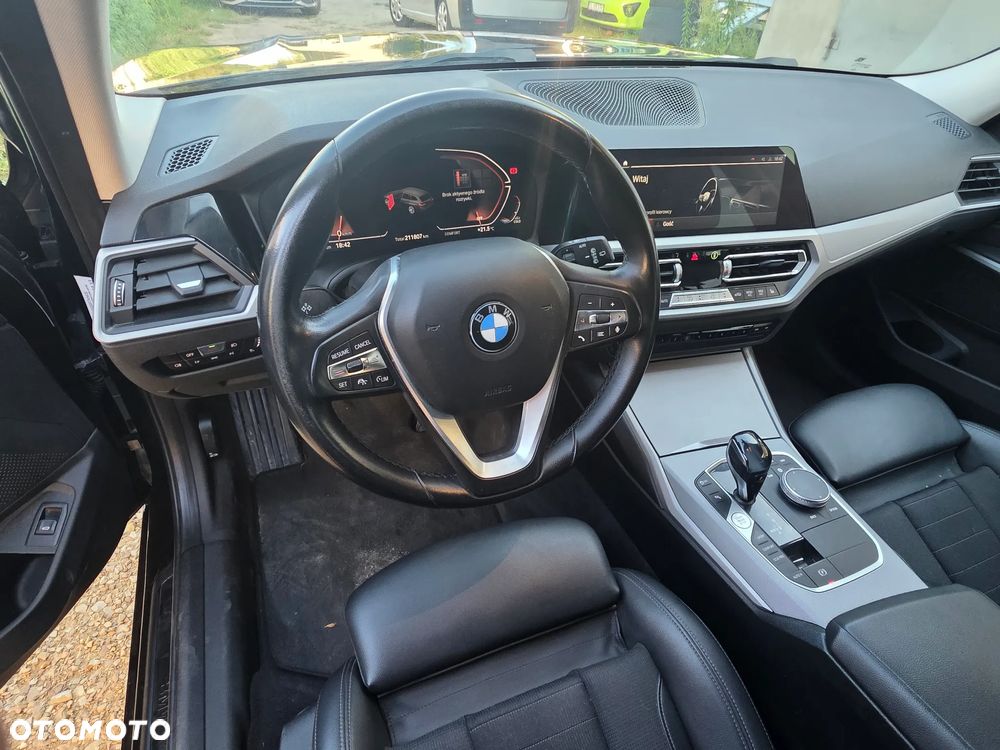 BMW Seria 3 318d mHEV - 32