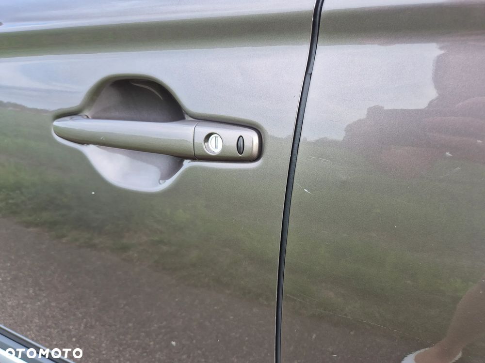 Mitsubishi Outlander 2.0 Instyle + 4WD CVT - 23