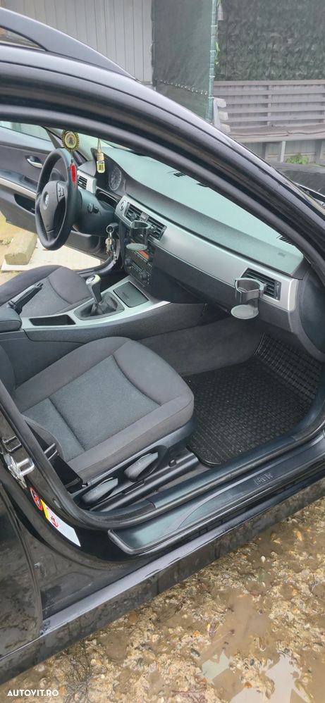 BMW Seria 3 318d DPF Touring - 12