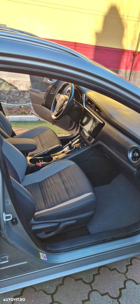 Toyota Auris 1.8 L VVT-i HSD Sol - 9