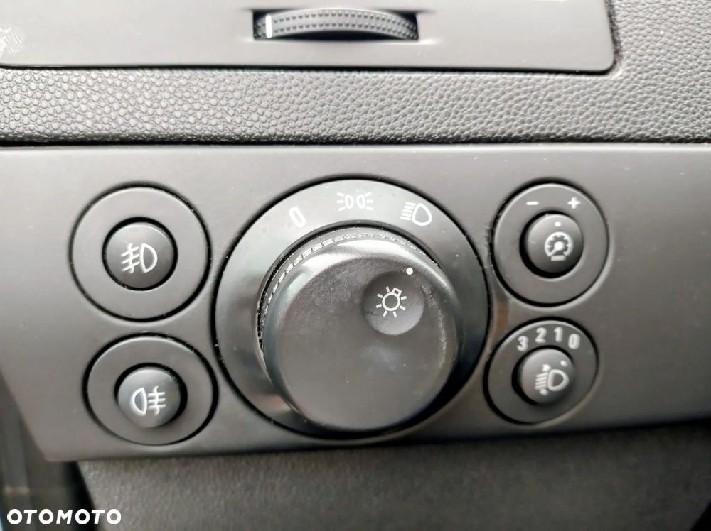 Opel Astra III GTC 1.4 Cosmo - 15