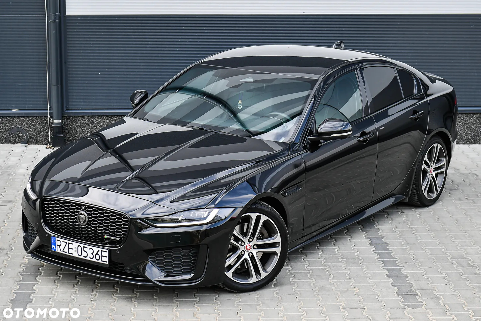 Jaguar XE 2.0 D180 R-Dynamic S - 4