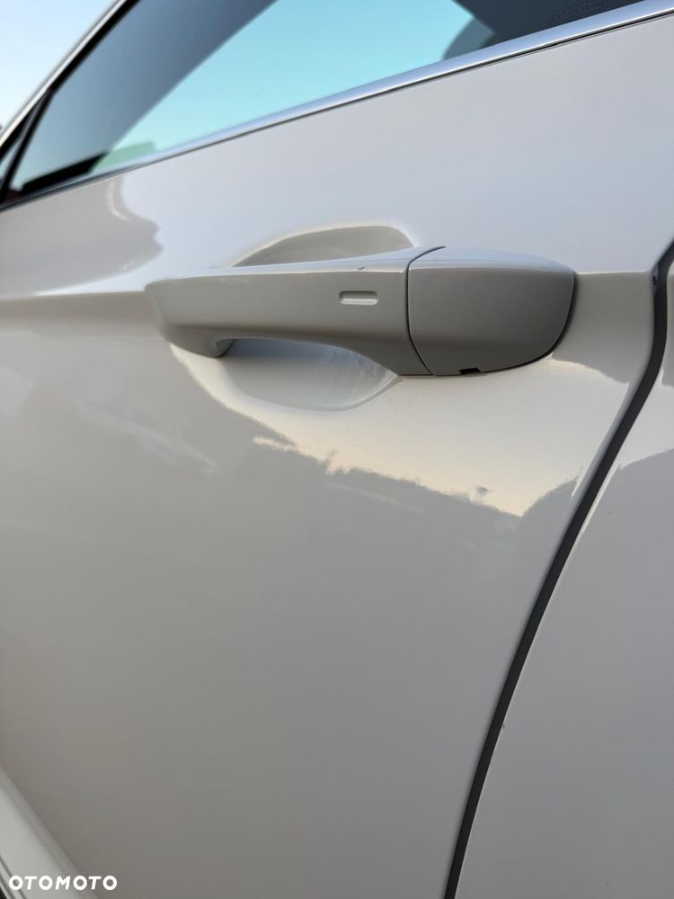 Volkswagen Passat 2.0 TDI SCR DSG 4Motion Business - 32