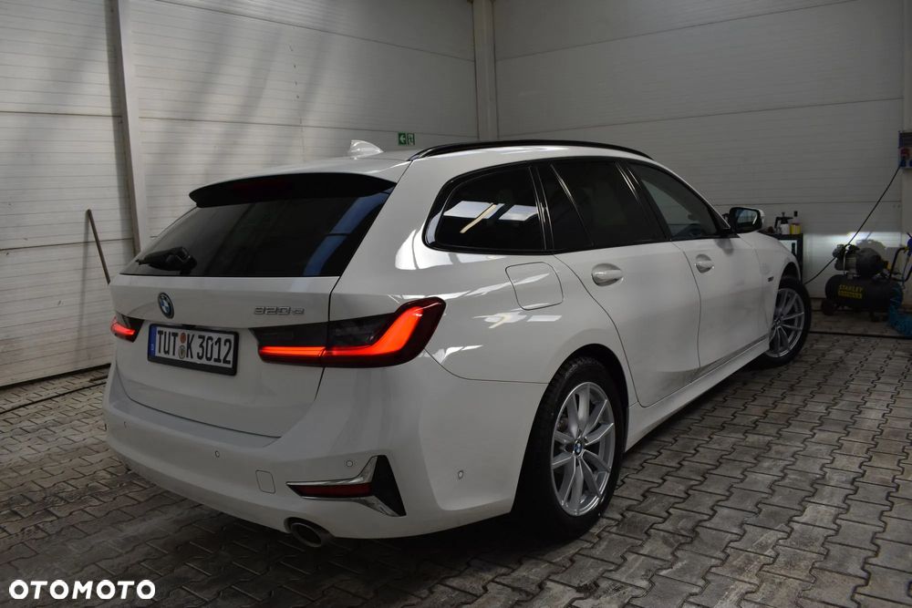 BMW Seria 3 320e Luxury Line - 13