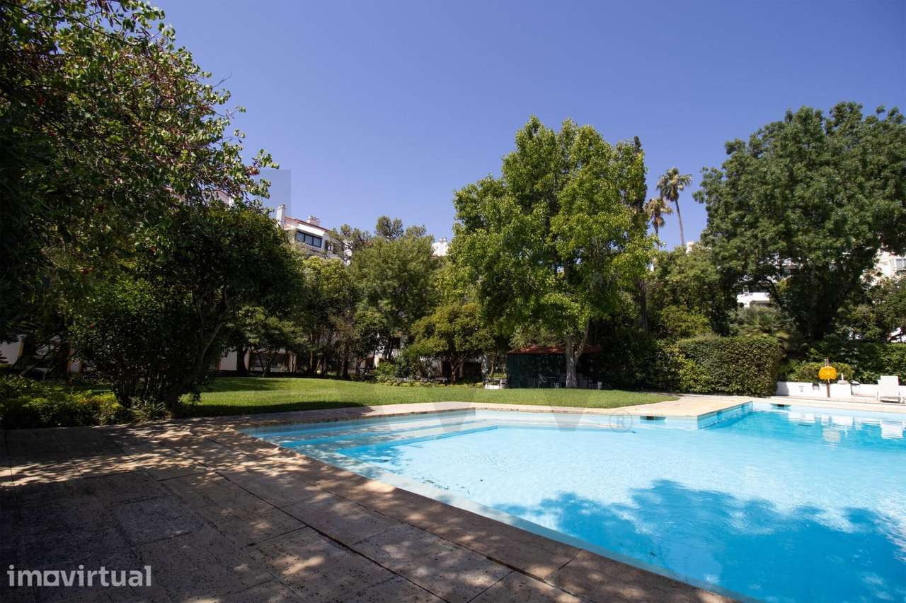 Apartamento T4 Renovado com 2 Suítes + Jardim e Piscina - Grande imagem: 2/55