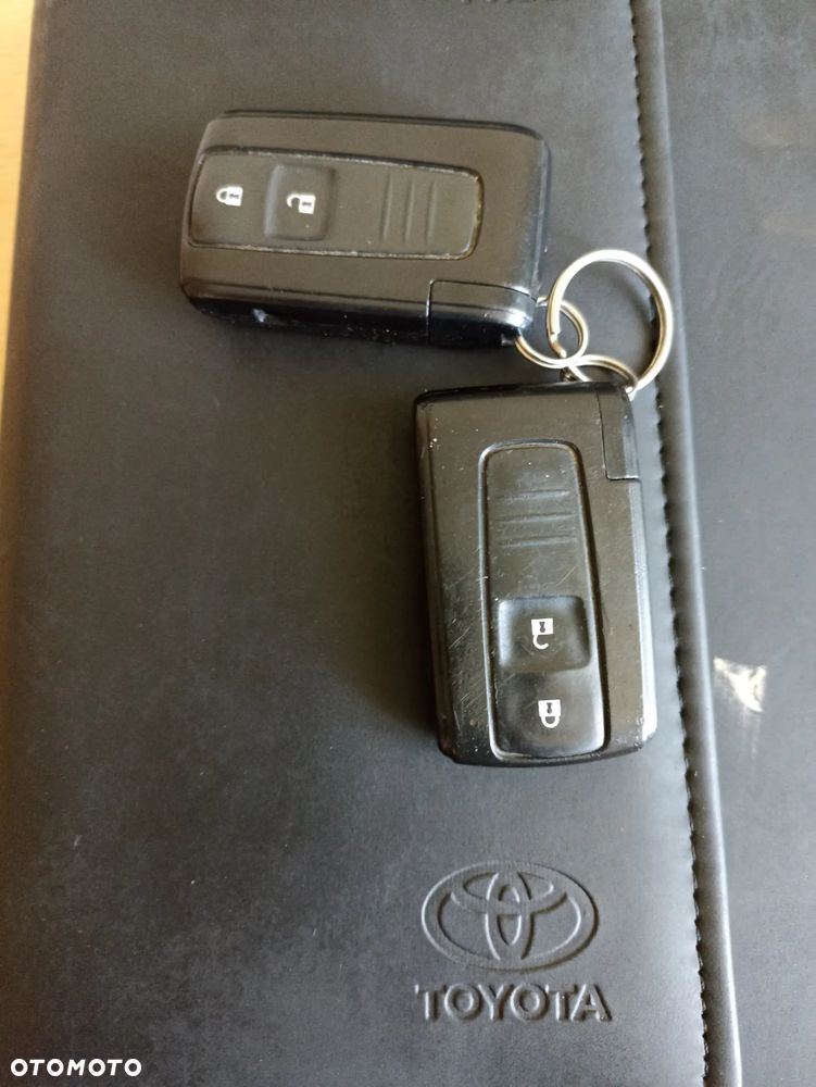 Toyota Prius (Hybrid) Executive - 34