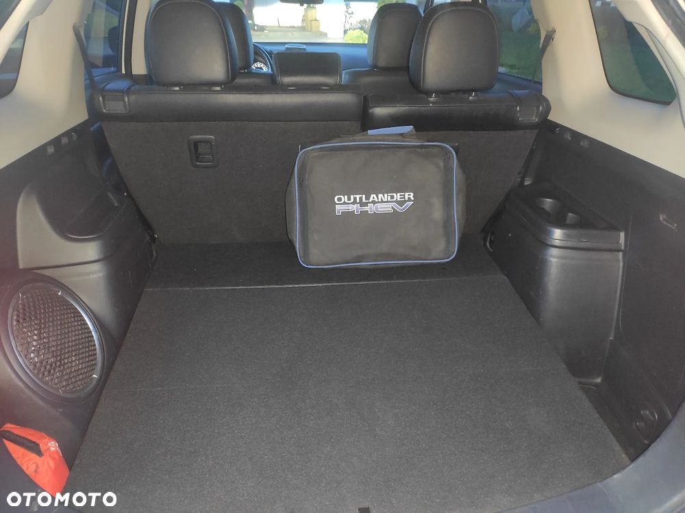 Mitsubishi Outlander Instyle NAVI + - 11