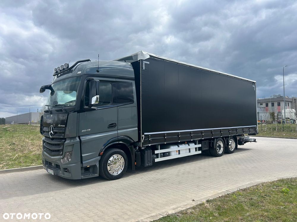 Mercedes-Benz Actros - 3