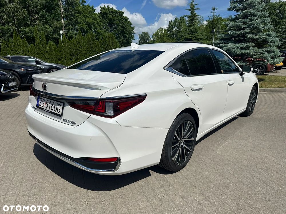 Lexus ES - 4