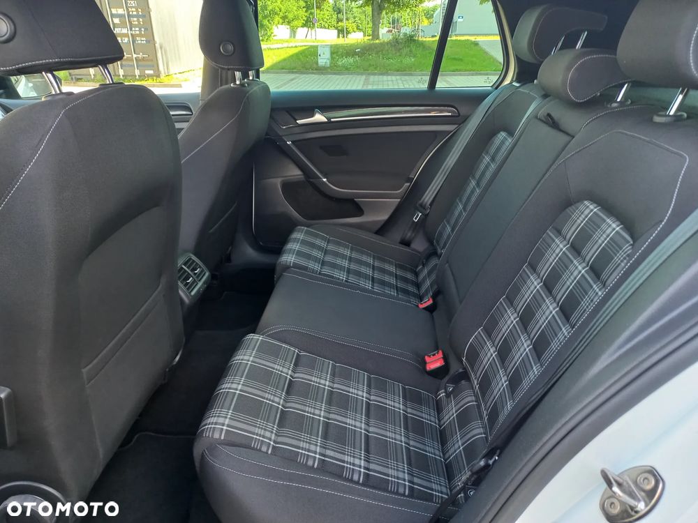 Volkswagen Golf - 36