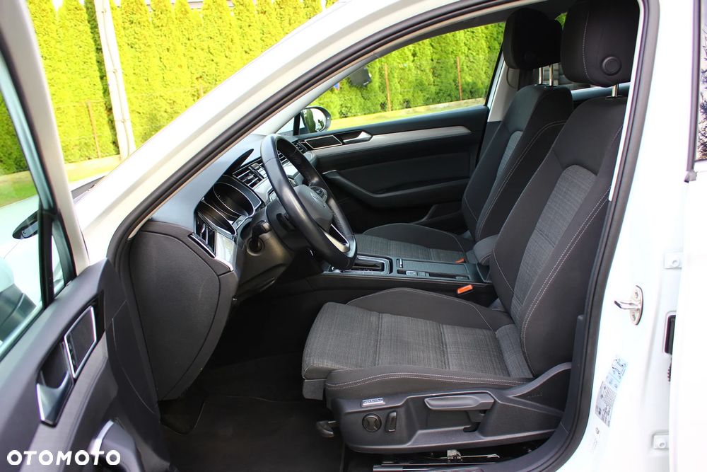 Volkswagen Passat 2.0 TDI SCR DSG Business - 24