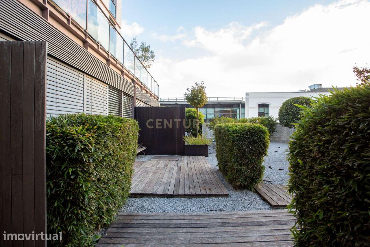 Loft T1 com jardim e garagem na Rua das Janelas Verdes - Grande imagem: 3/27