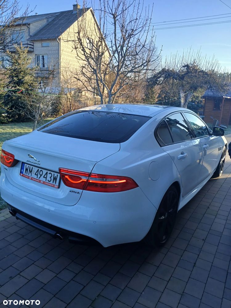 Jaguar XE 25t R-Sport - 4