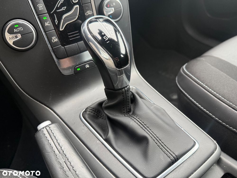 Volvo V40 D3 Drive-E Momentum - 19