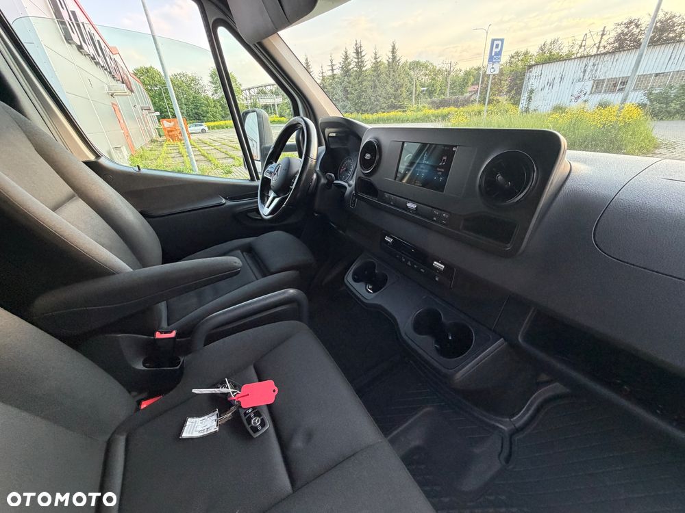 Mercedes-Benz SPRINTER 907 - 25