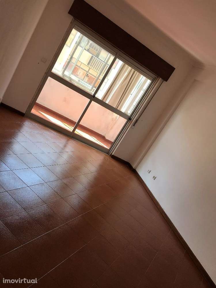 Aluga-se T2 no Prior Velho junto ao aeroporto - Grande imagem: 3/10