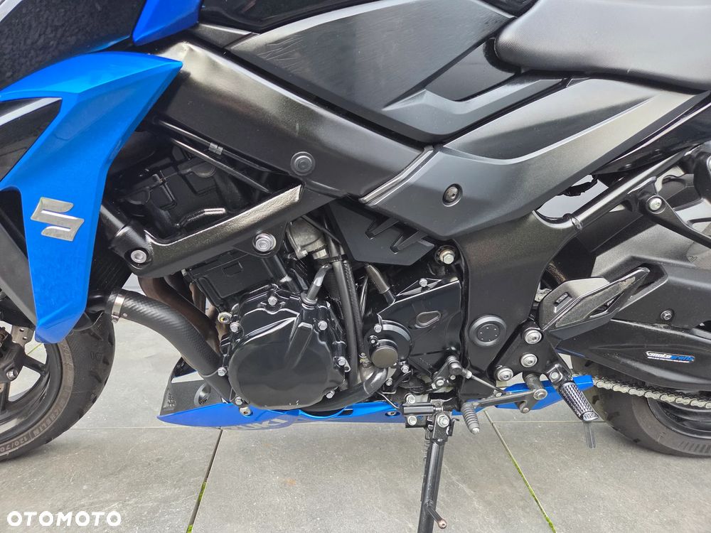 Suzuki GSX - 13