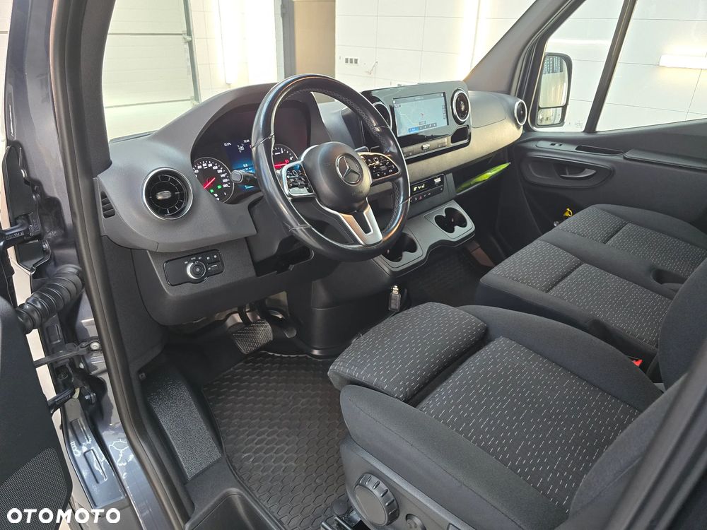 Mercedes-Benz SPRINTER 319 3.0 V6 CDI AUTOMAT 4,40Cm Długi SERWIS ASO MERCEDES-BENZ DO OSTATNIEGO km SALON PL FUL LED HIGH PERFORMANCE MBUX z ekranem dotykowym 10,25 cali SIEDZENIE KIEROWCY KOMFORTOWE, HYDRAULICZNE RESOROWANE PODGRZEWANA SZYBA PRZEDNIA TEMPOMAT KAMERA COFANIA LAKIER METALIK - 24