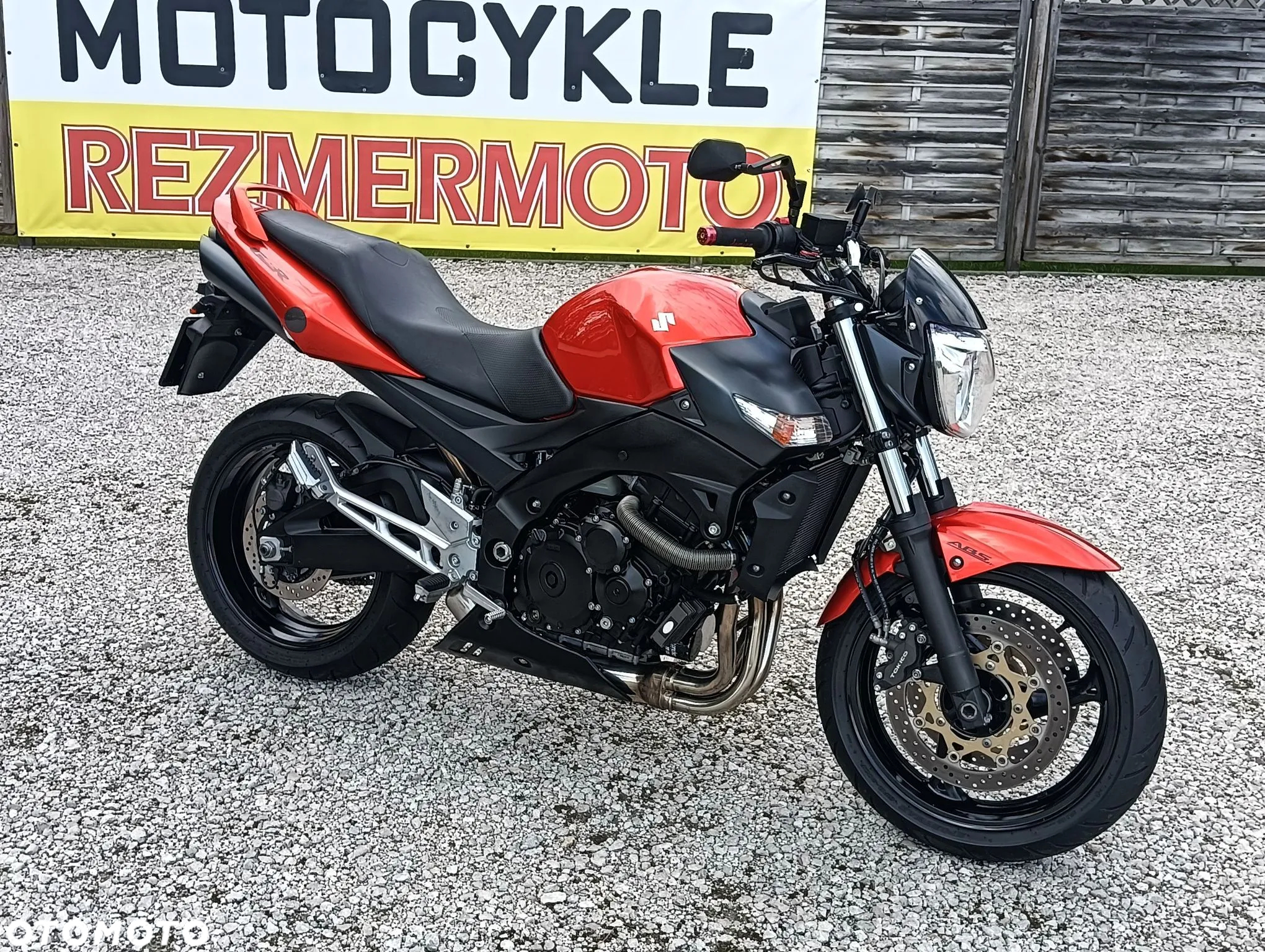 Suzuki GSR - 2
