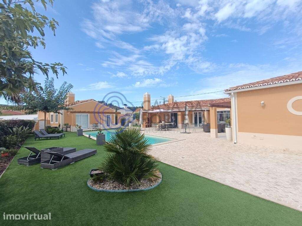 Moradia contemporânea térrea · Piscina · Jacuzzi · - Grande imagem: 5/60
