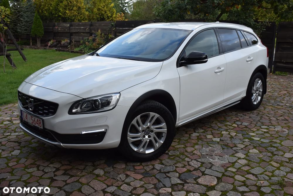 Volvo V60 Cross Country - 1