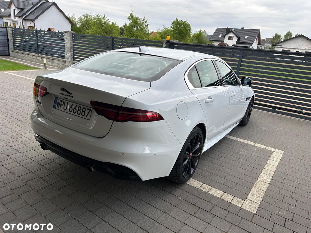 Jaguar XE 2.0 T R-Sport - 6