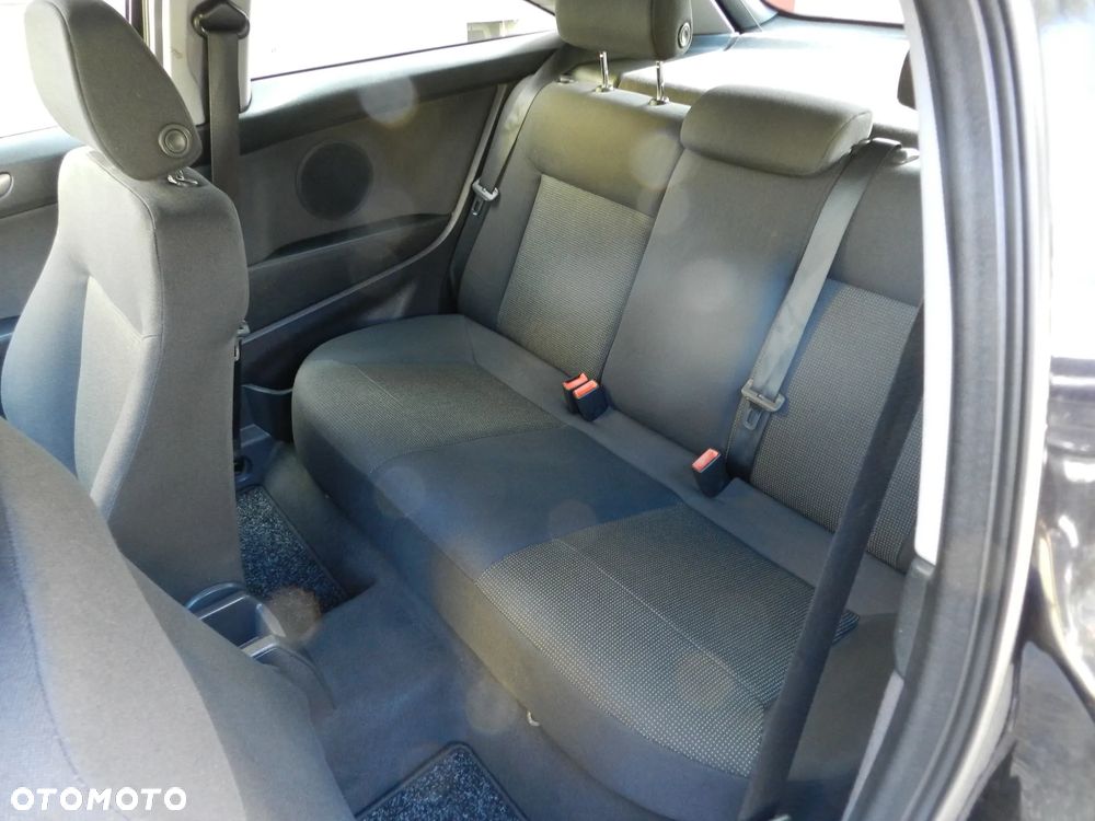 Opel Astra III GTC 1.4 Cosmo - 24