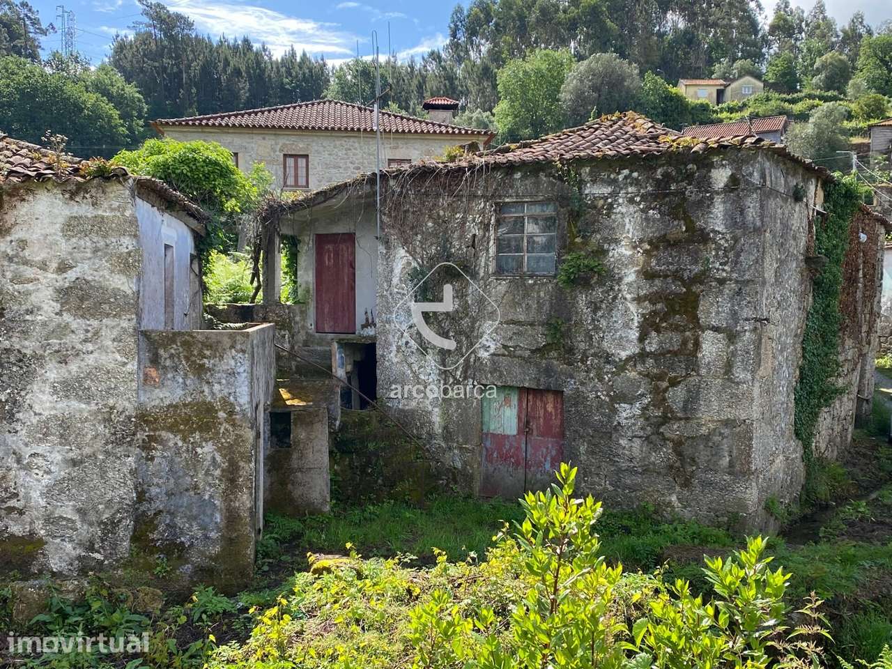Propriedade com 2 casas para restaurar - Grande imagem: 4/21