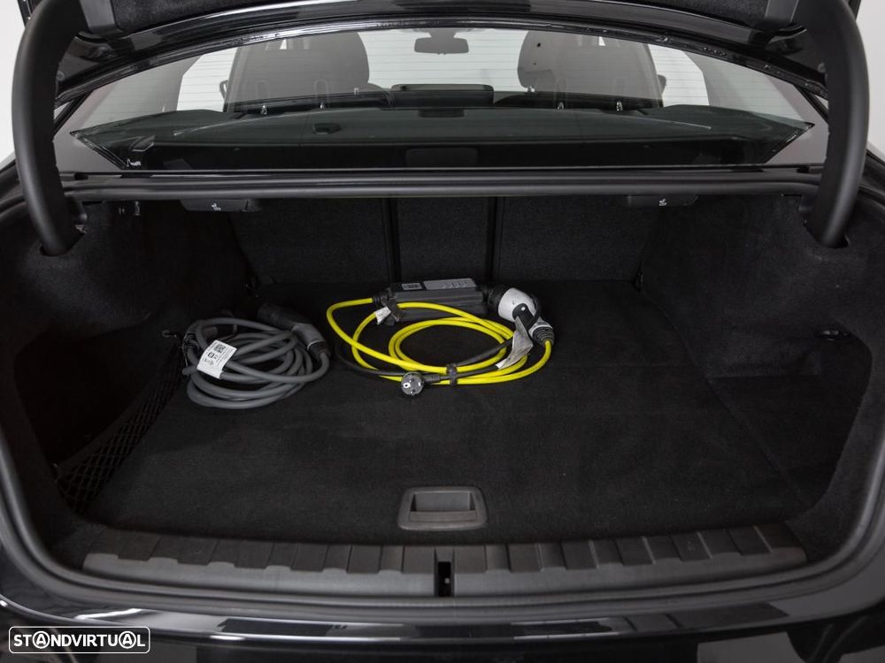 BMW 330 e Touring Corporate Edition Auto - 14
