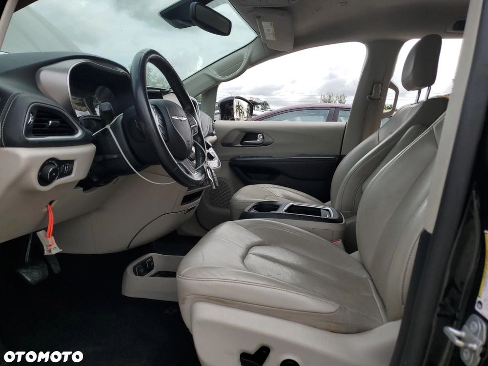 Chrysler Pacifica - 8