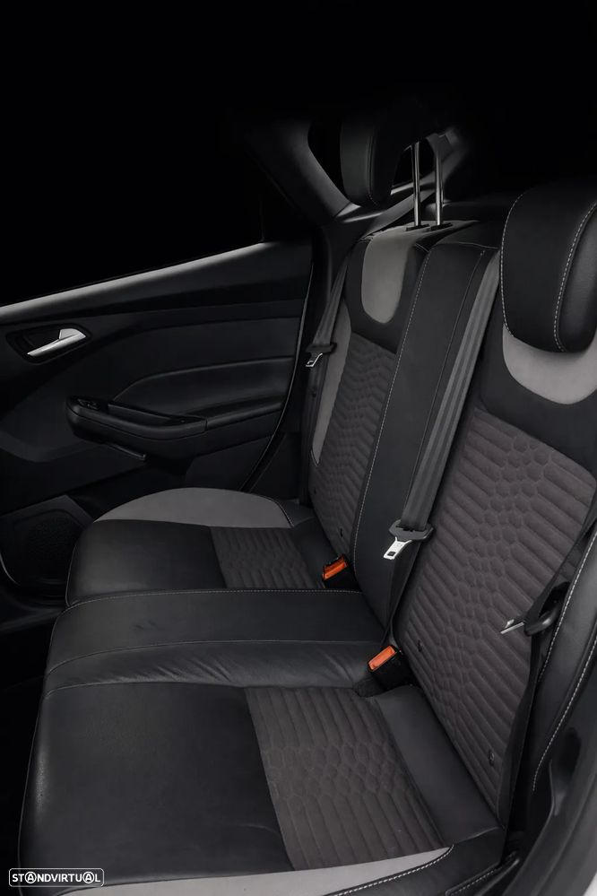 Ford Focus 2.0 EcoBoost ST c/ Pack Pele Desportiva - 16