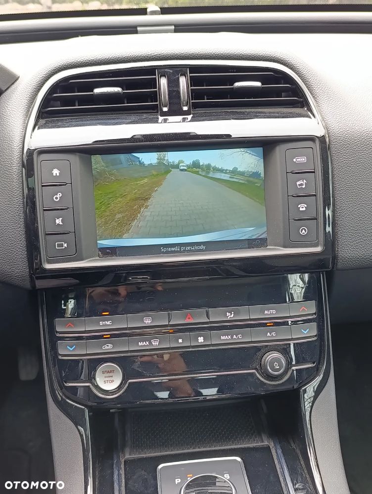 Jaguar XE 2.0 T Prestige - 14